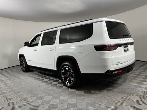 Used 2023 Jeep Wagoneer L Series III w/ Preferred Equipment Group image 5