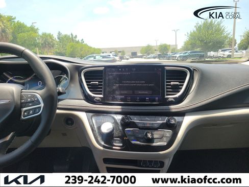 Used 2023 Chrysler Pacifica Touring-L FWD image 22