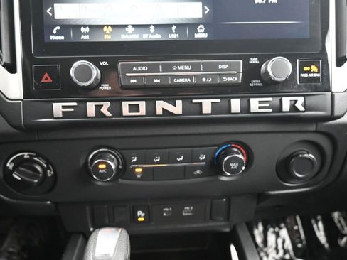 Used 2025 Nissan Frontier SV image 19