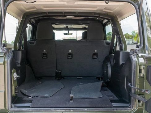 Used 2023 Jeep Wrangler Unlimited Rubicon w/ Cold Weather Group AWD/4WD image 11