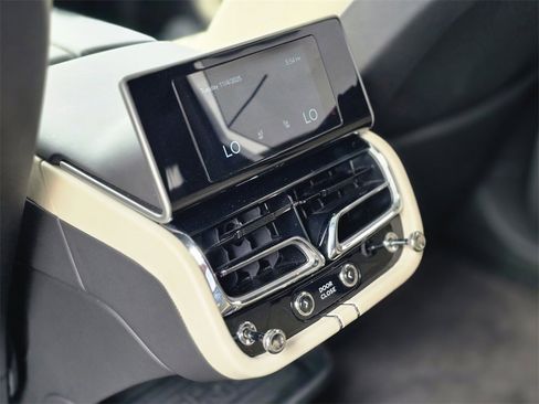 Used 2023 Bentley Bentayga Extended Wheelbase image 16