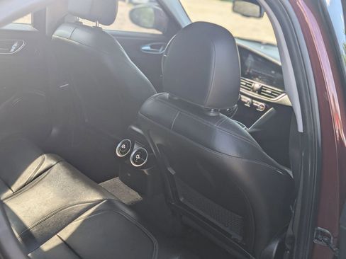 Used 2017 Alfa Romeo Giulia image 14