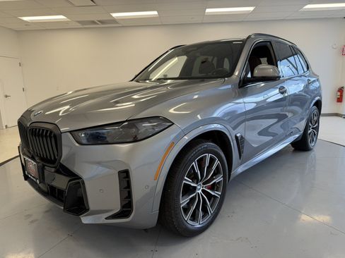 Used 2024 BMW X5 xDrive40i w/ M Sport Package image 3
