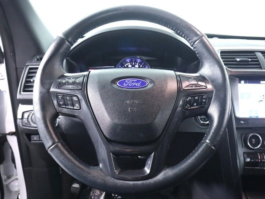 Used 2018 Ford Explorer XLT w/ Equipment Group 202A AWD/4WD image 12