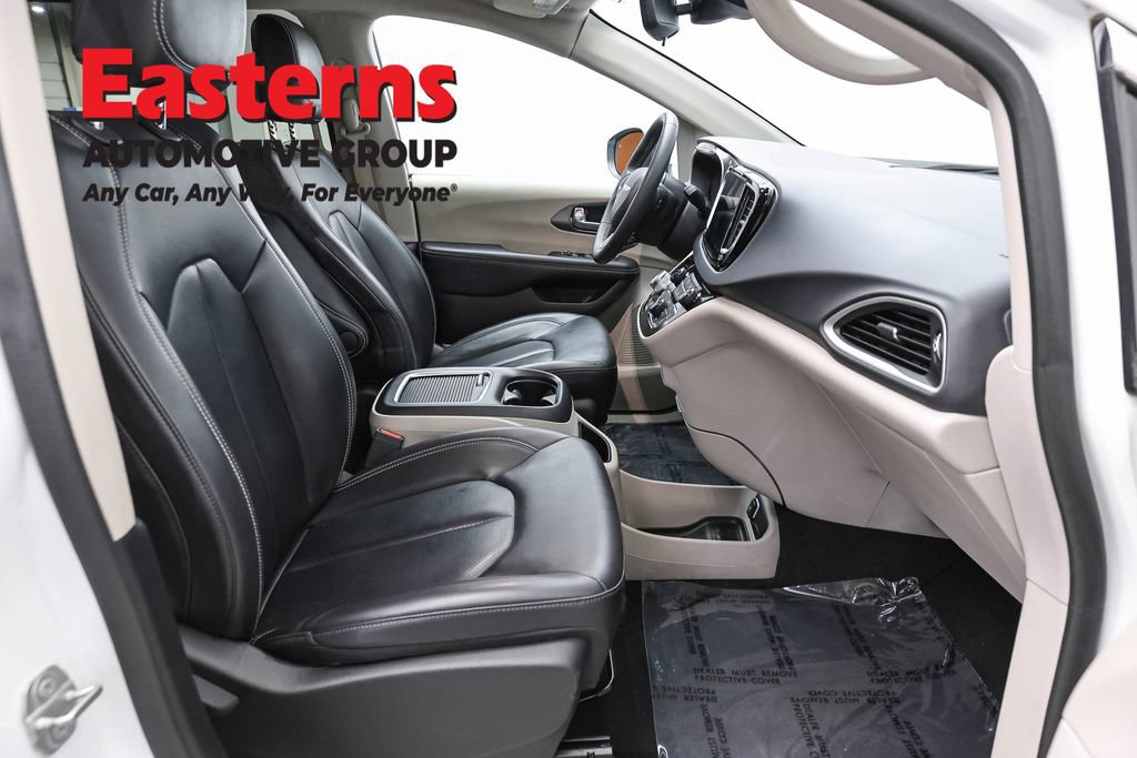 Used 2023 Chrysler Pacifica Touring-L FWD image 24