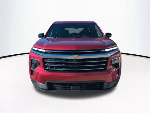 Used 2025 Chevrolet Traverse LT image 3