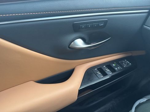 Used 2025 Lexus ES 300h w/ Premium Package image 6