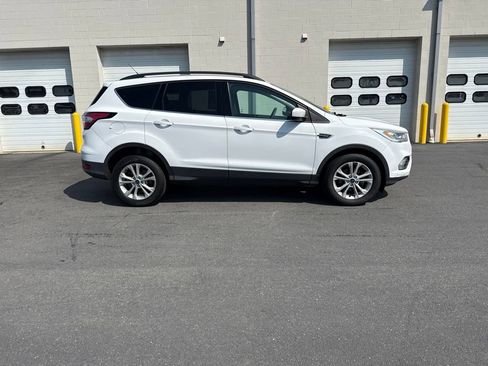 Used 2017 Ford Escape SE w/ Equipment Group 201A FWD image 4
