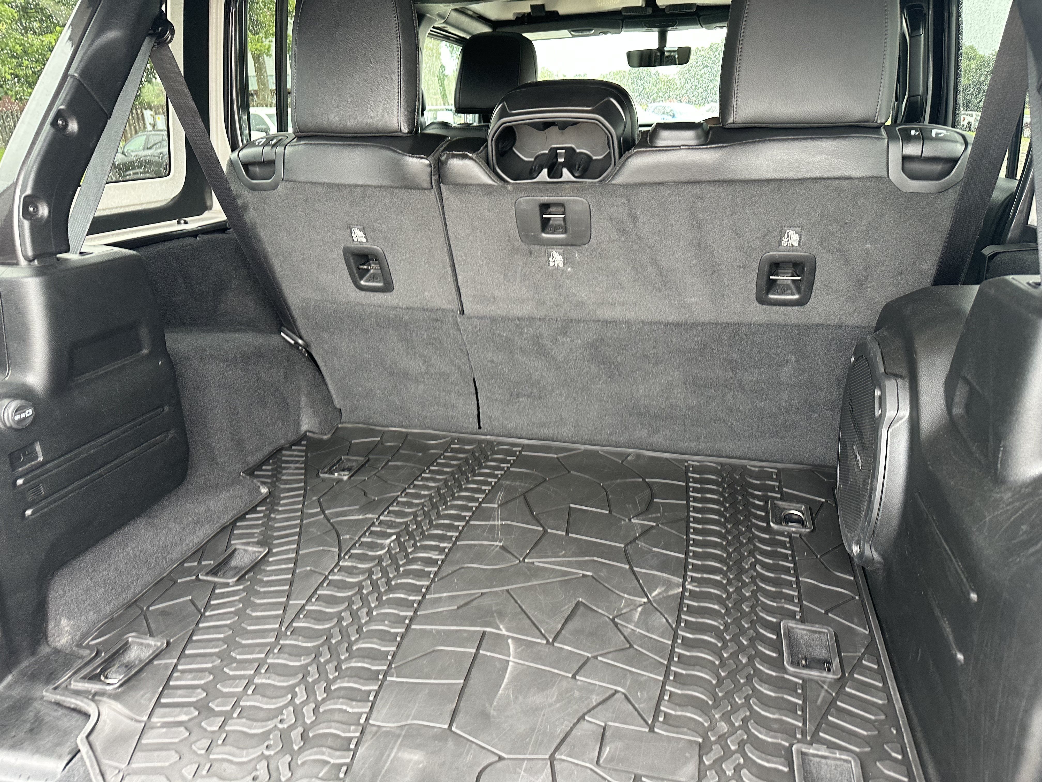 Used 2023 Jeep Wrangler Unlimited Rubicon w/ Cold Weather Group AWD/4WD image 29