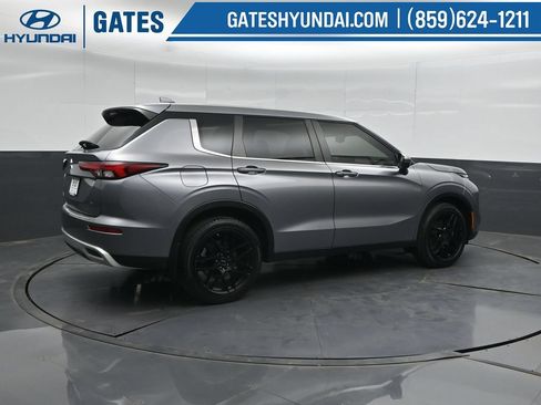 Used 2022 Mitsubishi Outlander SE AWD/4WD image 2