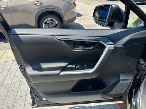 Used 2019 Toyota RAV4 Limited AWD/4WD image 9