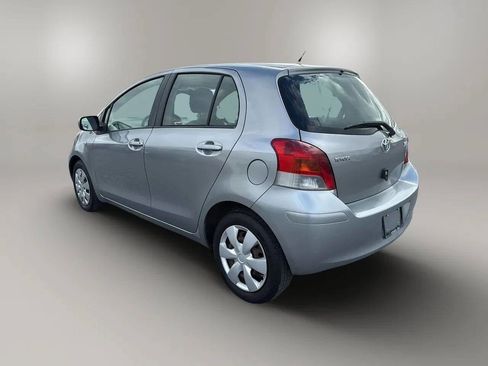 Used 2010 Toyota Yaris 4-Door Hatchback image 5