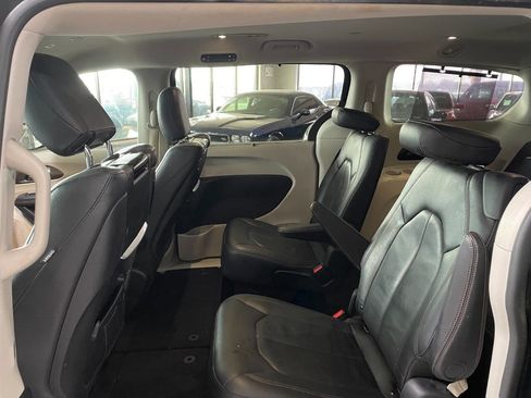 Used 2019 Chrysler Pacifica Touring-L Plus w/ Advanced Safetytec Group image 19