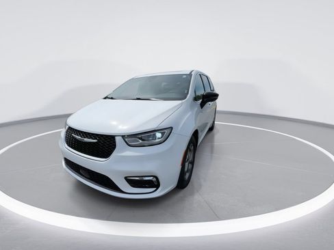 Used 2024 Chrysler Pacifica Limited FWD image 3