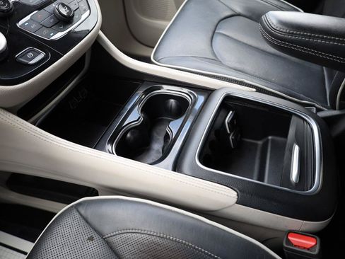 Used 2022 Chrysler Pacifica Limited FWD image 13
