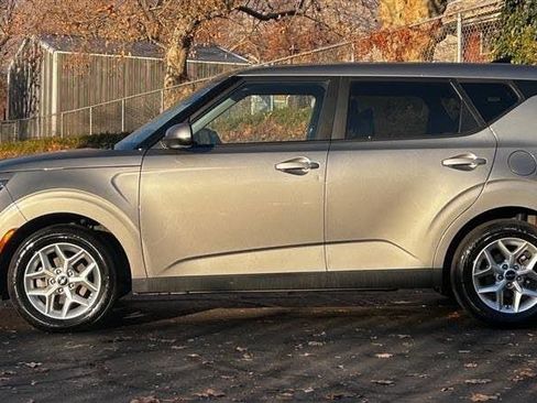 Used 2024 Kia Soul LX w/ Option Group 015 FWD image 2