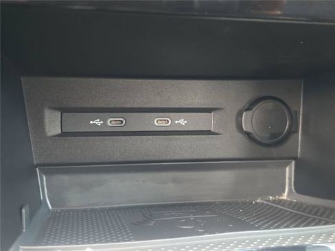 Used 2023 Volkswagen Taos SE FWD image 19