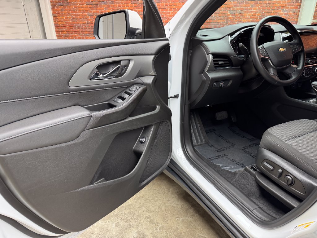 Used 2023 Chevrolet Traverse LT AWD/4WD image 9