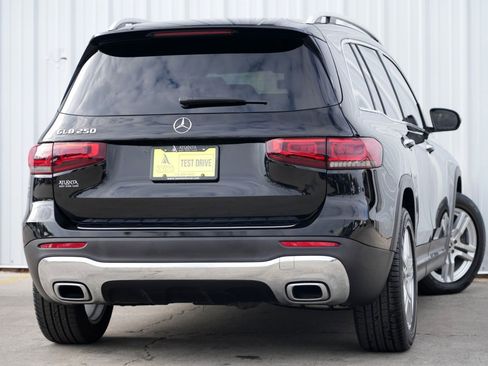 Used 2022 Mercedes-Benz GLB 250 w/ Premium Package image 4