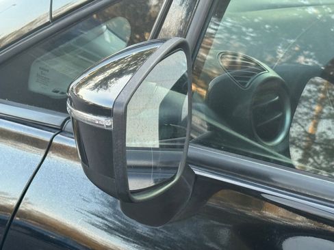 Used 2017 Nissan Versa Note SR image 16