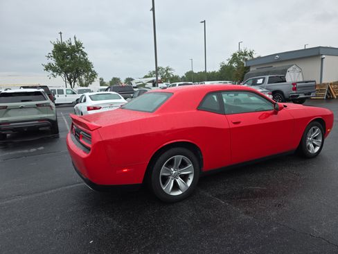 Used 2019 Dodge Challenger SXT image 10