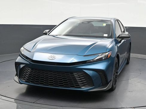 Used 2025 Toyota Camry SE FWD image 9