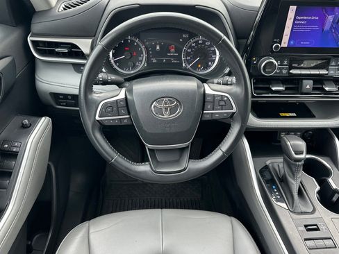Used 2023 Toyota Highlander XLE image 16