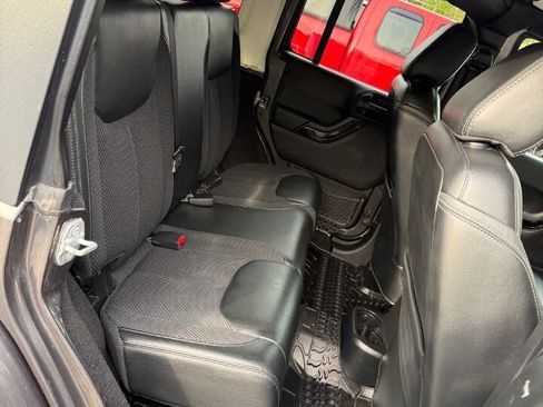 Used 2017 Jeep Wrangler Unlimited Sahara AWD/4WD image 5