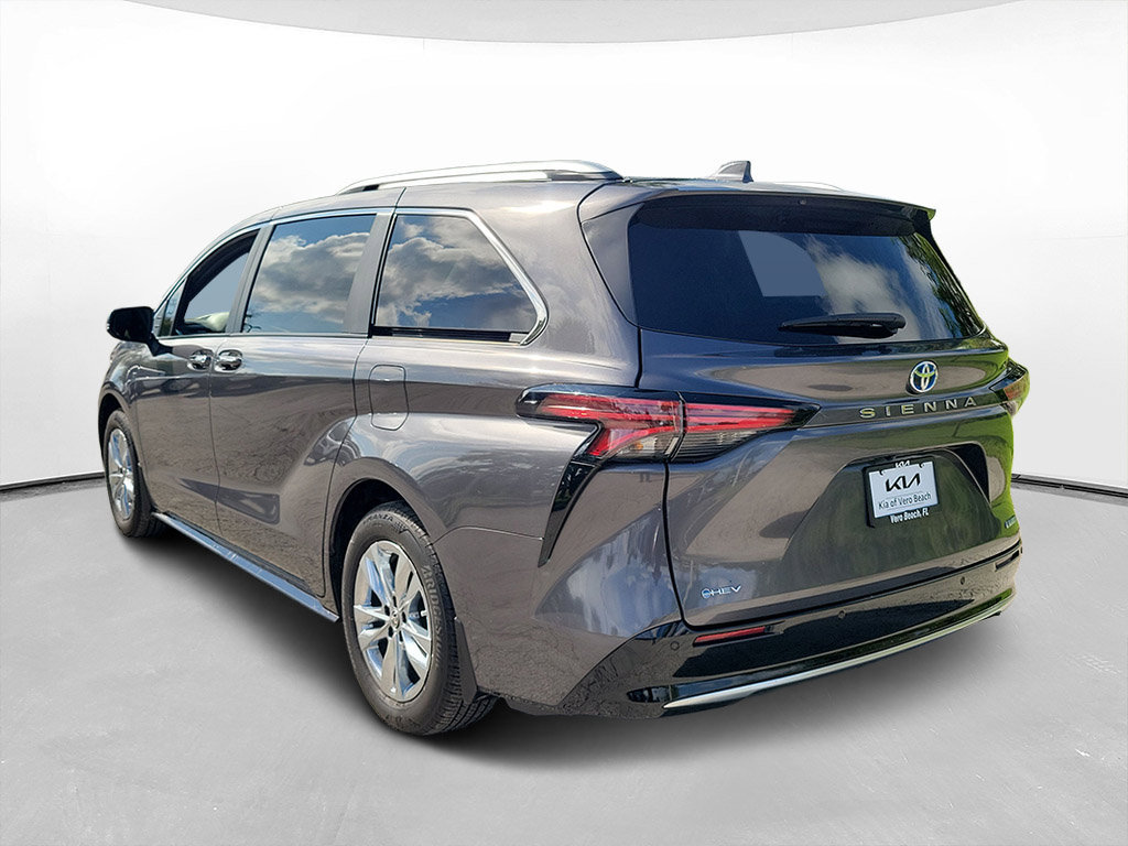 Used 2025 Toyota Sienna Limited FWD image 6
