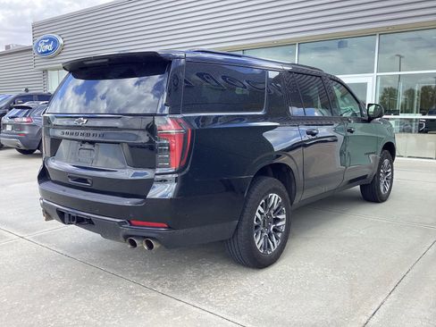Used 2025 Chevrolet Suburban Z71 AWD/4WD image 3