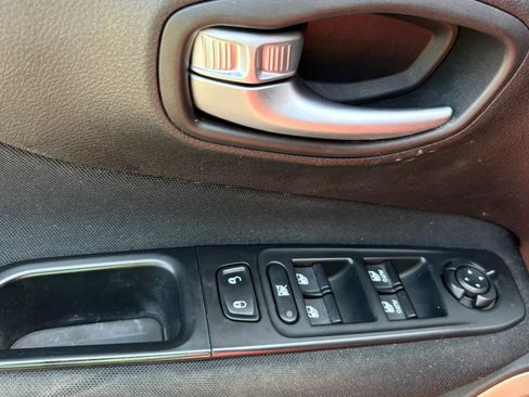 Used 2017 Jeep Renegade Latitude w/ Popular Equipment Group AWD/4WD image 16