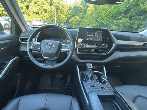 Used 2025 Toyota Highlander XLE AWD/4WD image 8