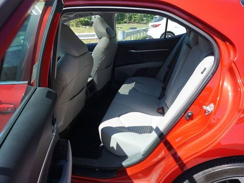 Used 2019 Toyota Camry SE image 14