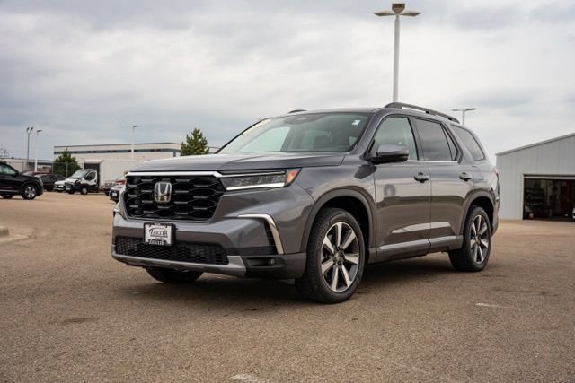 Used 2025 Honda Pilot Touring image 3