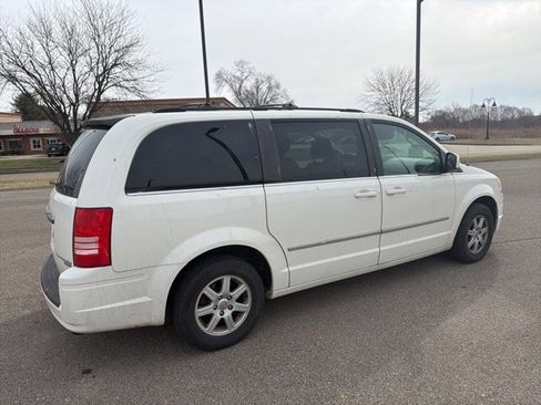 Used 2010 Chrysler Town & Country Touring image 9
