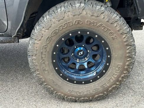Used 2020 Toyota Tacoma TRD Off-Road w/ TRD Premium Off Road Package AWD/4WD image 15