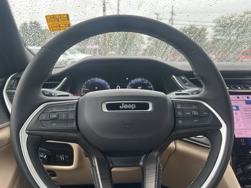 New 2025 Jeep Grand Cherokee Limited w/ Luxury Tech Group II image 13