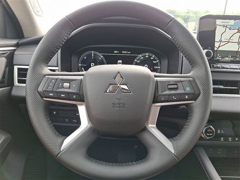 New 2025 Mitsubishi Outlander SE image 9