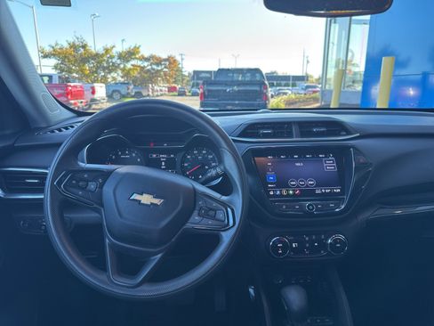 Used 2022 Chevrolet TrailBlazer LT w/ Convenience Package image 2