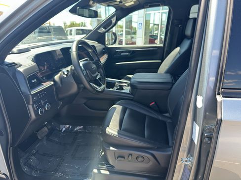 Used 2025 Chevrolet Suburban Z71 AWD/4WD image 24
