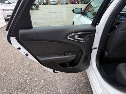 Used 2015 Chrysler 200 Limited image 10