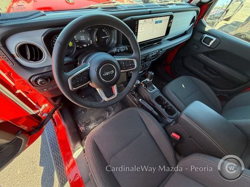 Used 2025 Jeep Wrangler Unlimited Sahara AWD/4WD image 15