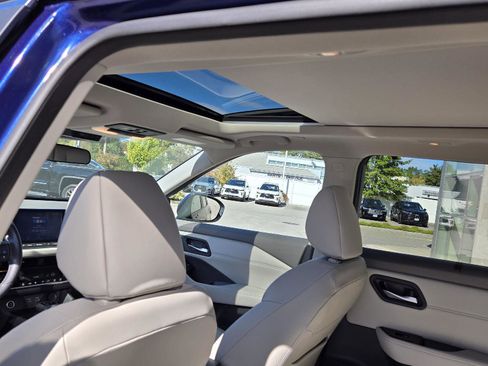 Used 2023 Nissan Rogue SV w/ SV Premium Package image 13