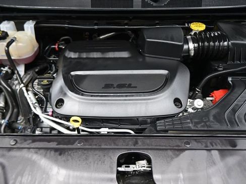 Used 2025 Chrysler Pacifica Limited image 12