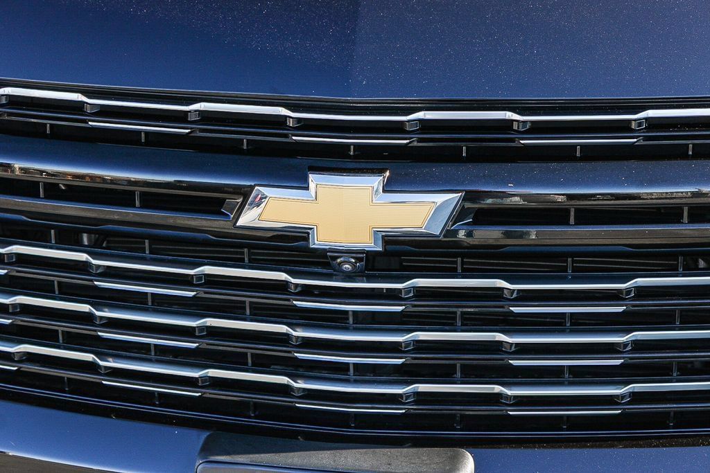 Used 2025 Chevrolet Suburban High Country AWD/4WD image 6
