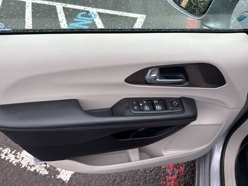 Used 2018 Chrysler Pacifica Touring-L image 11