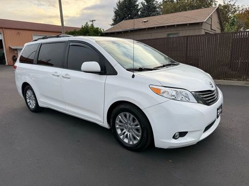 Used 2013 Toyota Sienna XLE image 3