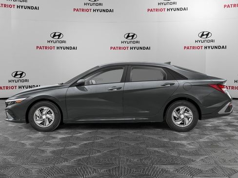 New 2026 Hyundai Elantra SE FWD image 3
