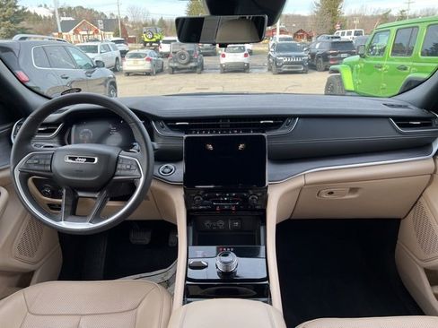 Used 2023 Jeep Grand Cherokee Limited w/ Luxury Tech Group II image 15