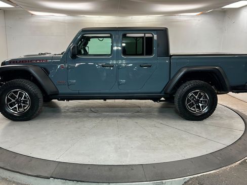 Used 2024 Jeep Gladiator Rubicon w/ Convenience Group AWD/4WD image 2